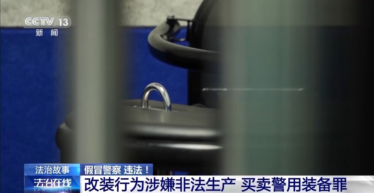 男子开“警车”出事故坚持高价私了？警察几句话让其露出马脚