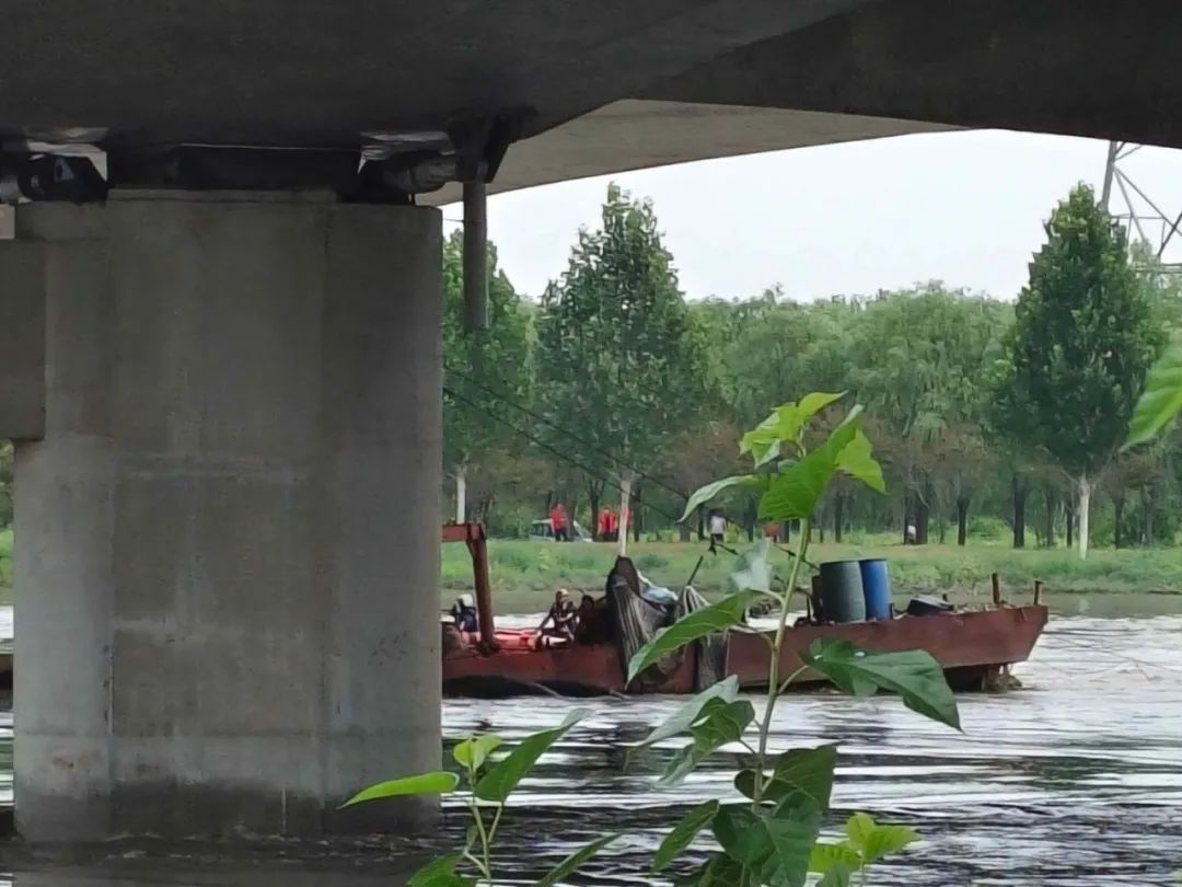 危急！失控采砂船直冲铁路桥……