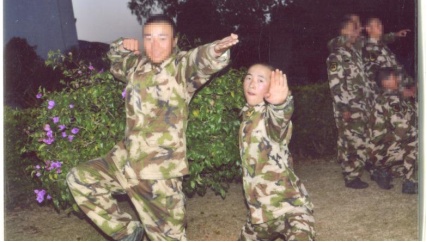 18岁列兵缉毒牺牲 亲属祭扫现场“全员马赛克”