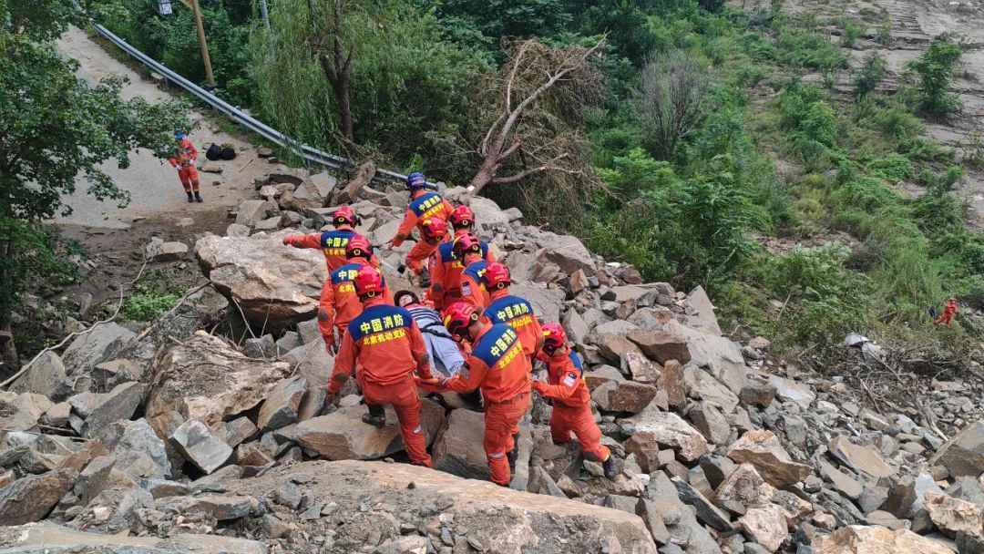 暴雨围困密云深山五日 消防员搭“生命索道”背抬扛运救出13人 暴雨围困密云深山五日 消防员搭“生命索道”背抬扛运救出13人