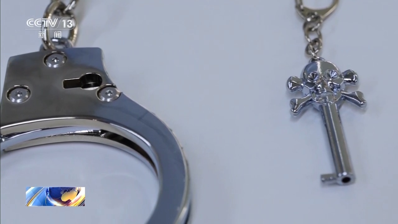 男子开“警车”出事故坚持高价私了？警察几句话让其露出马脚