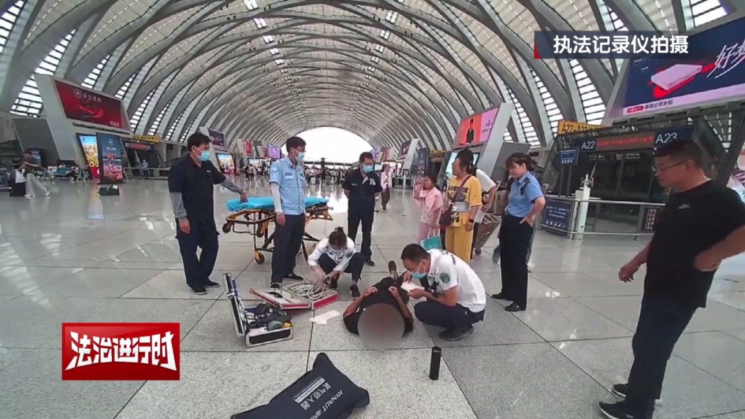 北京铁警拘留1名男子：发酒疯+推搡乘警