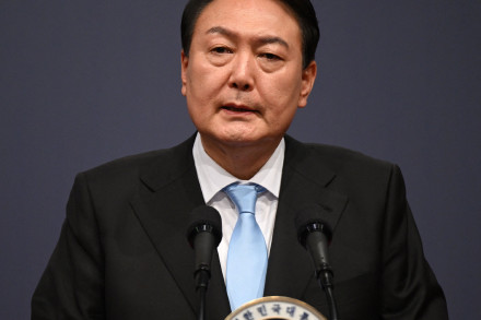 外媒：脱囚服躺地板，韩国前总统尹锡悦拒绝接受讯问