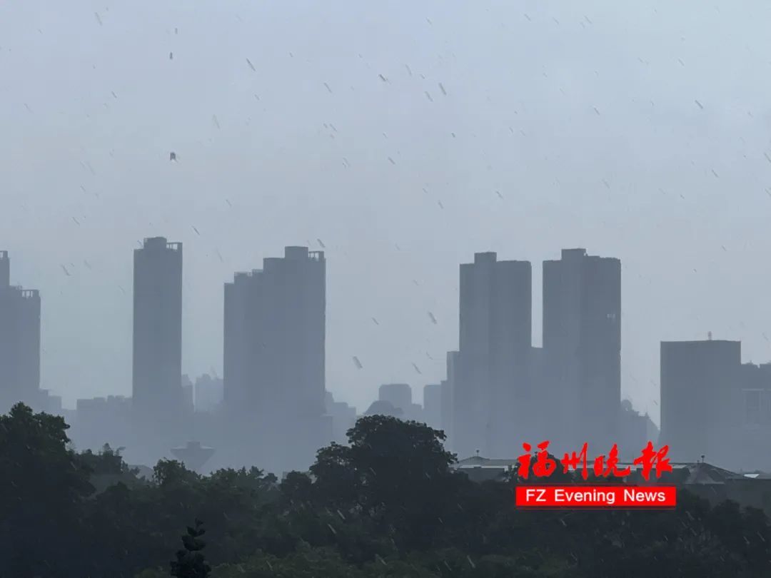 一秒天黑!福州暴雨红色预警! 一秒天黑!福州暴雨红色预警!