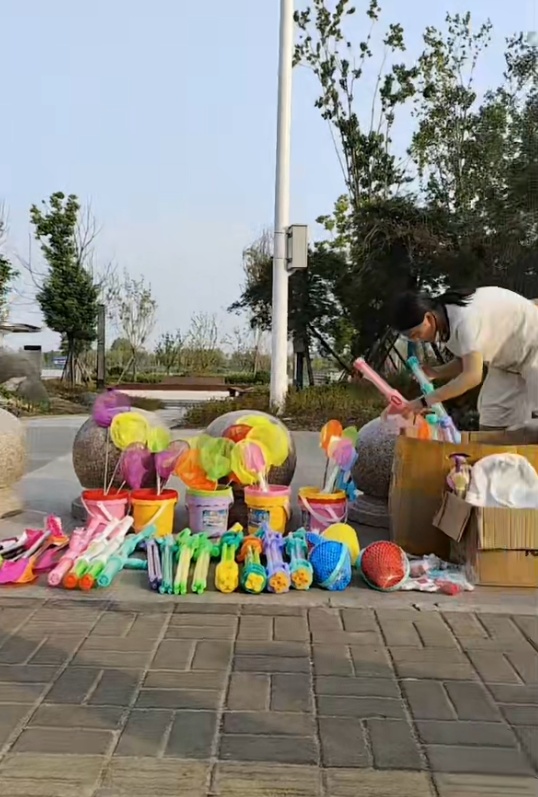 安徽宣城14岁女孩摆摊卖玩具20多天赚2000余元，父亲：让她体验赚钱不易