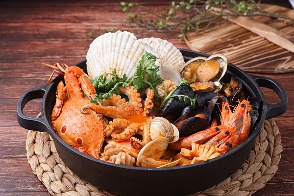 被鱼刺扎伤手指竟住进ICU！警惕这个致命细菌