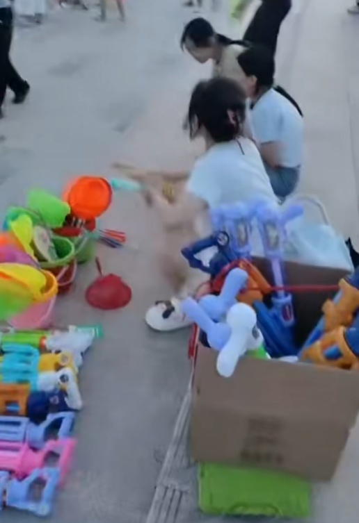 安徽宣城14岁女孩摆摊卖玩具20多天赚2000余元，父亲：让她体验赚钱不易