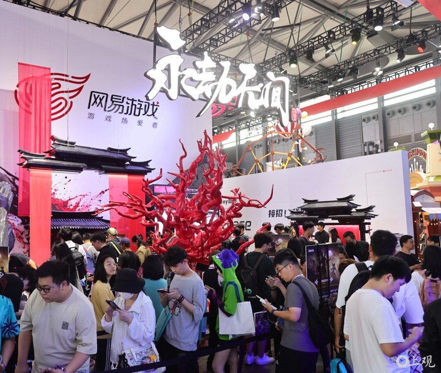 人潮汹涌！地铁大客流不断，现场体验或需排队4小时，上海最火的盛会来了，附攻略→