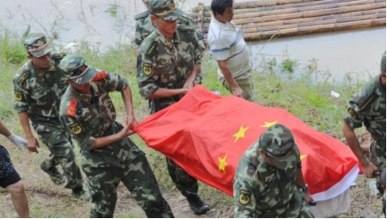 18岁列兵缉毒牺牲 亲属祭扫现场“全员马赛克”