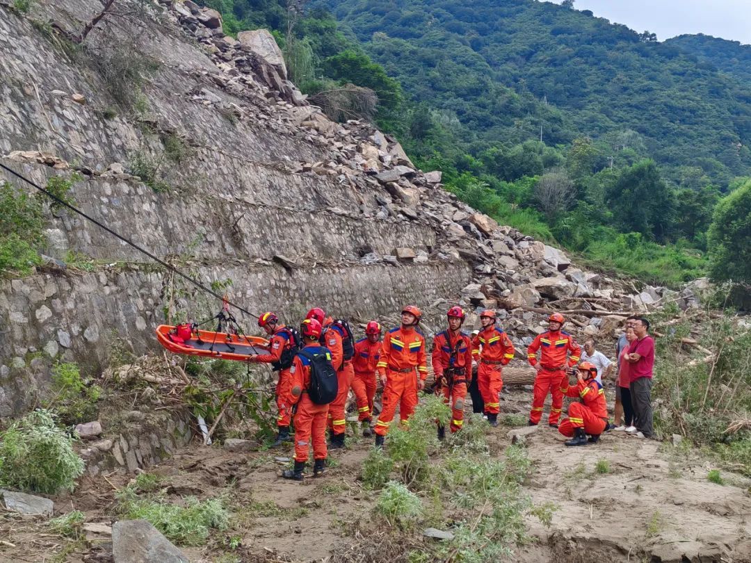 暴雨围困密云深山五日 消防员搭“生命索道”背抬扛运救出13人 暴雨围困密云深山五日 消防员搭“生命索道”背抬扛运救出13人