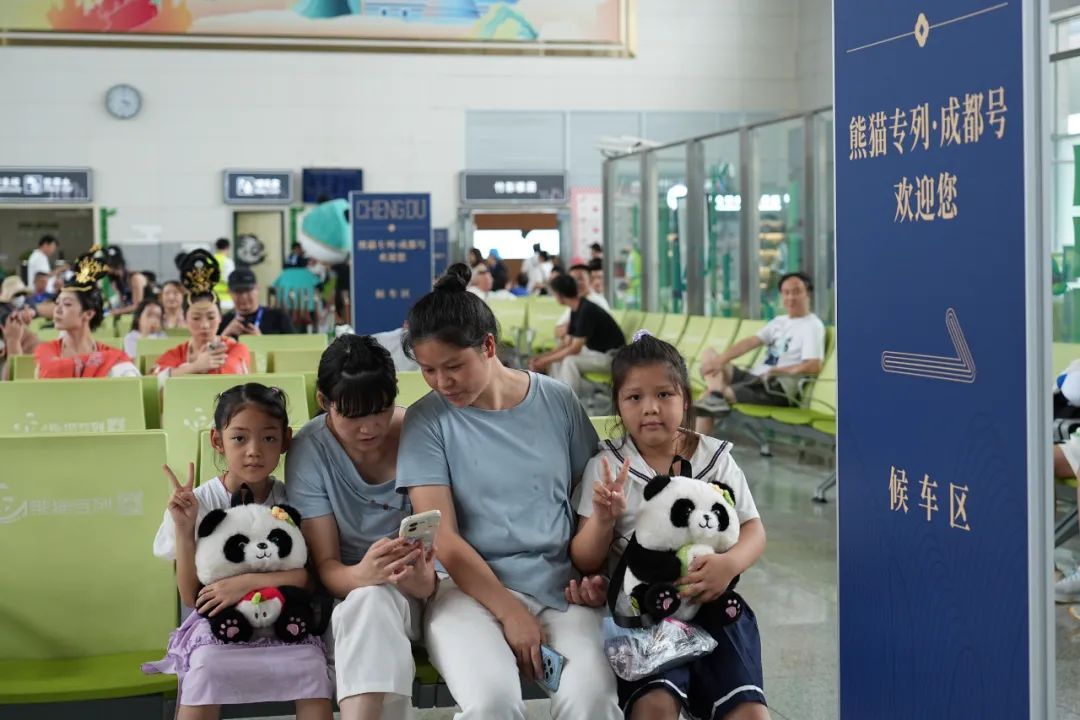 暑运过半，铁路成都车站累计到发送旅客2288.3万人次