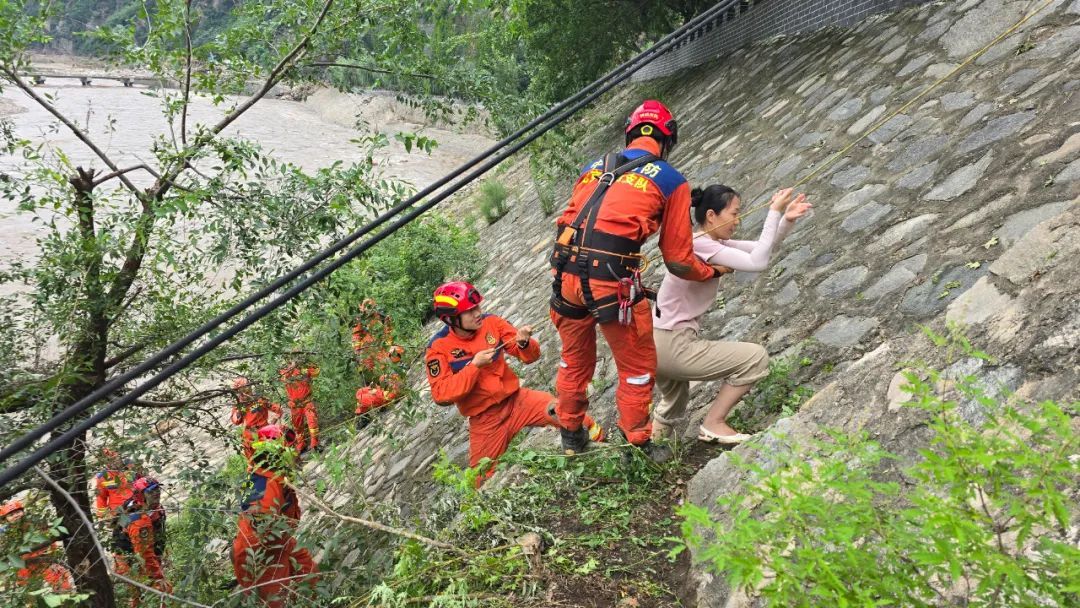暴雨围困密云深山五日 消防员搭“生命索道”背抬扛运救出13人 暴雨围困密云深山五日 消防员搭“生命索道”背抬扛运救出13人