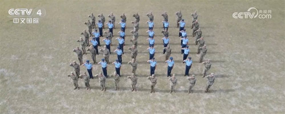 中国各地官兵举行升旗仪式共庆节日 用忠诚铸就军魂、肩负起保家卫国重任