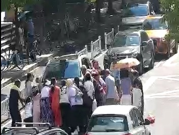 男童被卷入车底！杭州街头上演极速营救