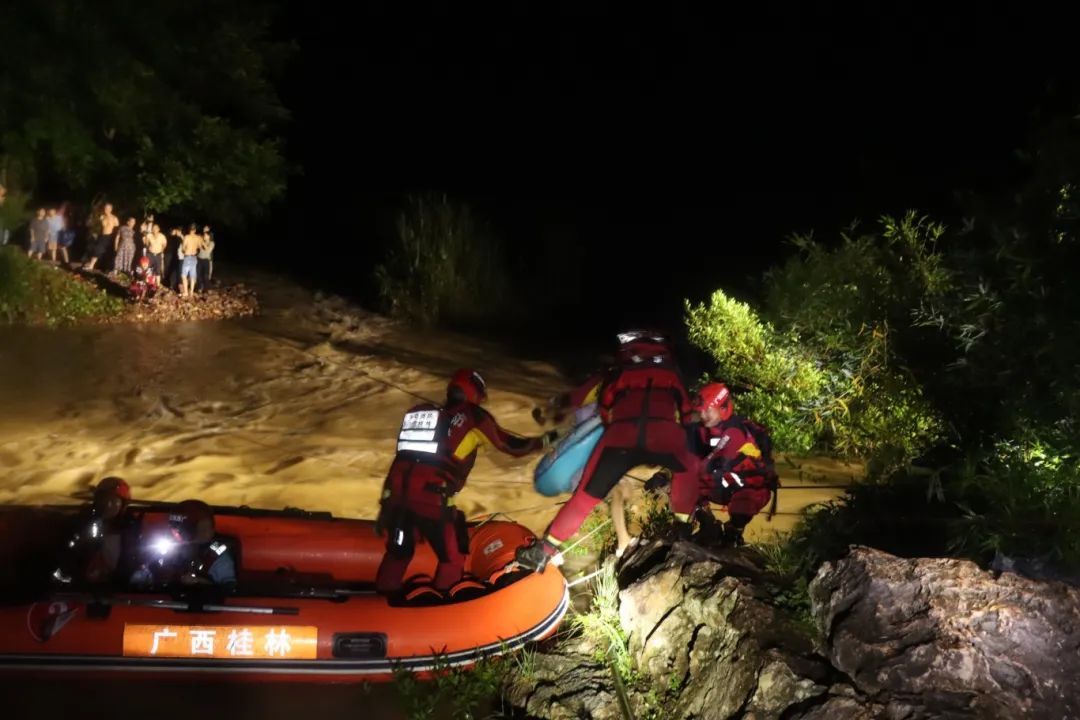 24人露营遇山洪狼狈报警！网红滤镜全泡汤