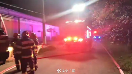 罗马尼亚一军工厂起火并爆炸