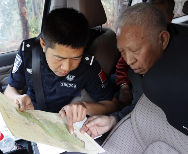 “小炜,爸妈来带你回家了!” “小炜,爸妈来带你回家了!”
