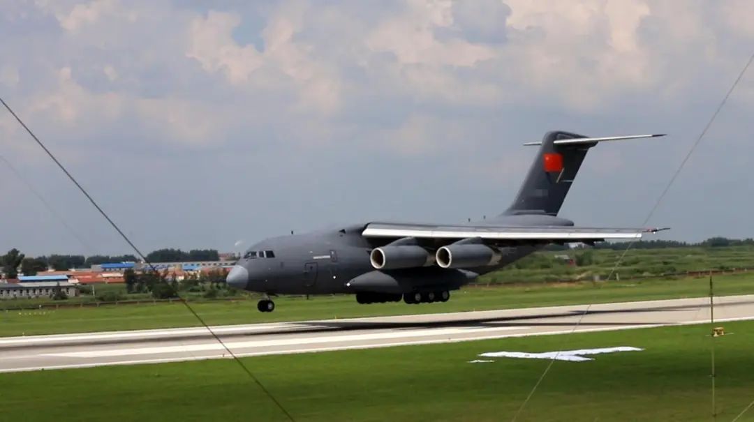 多名河南学生坐运-20飞机上大学