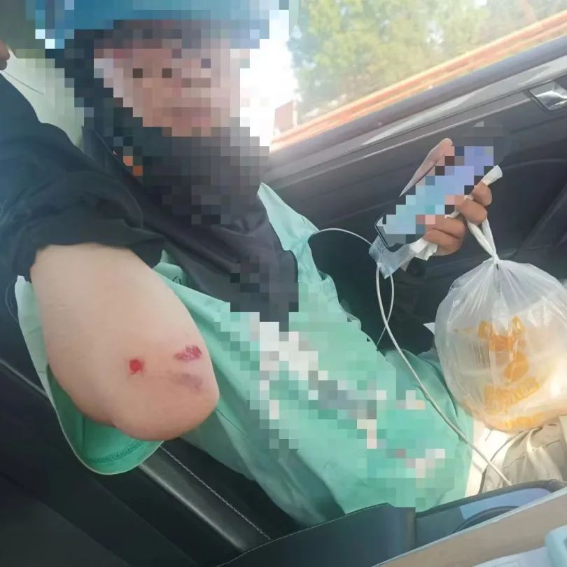 “没事,我们帮你一起送,这单不会超时的!” “没事,我们帮你一起送,这单不会超时的!”