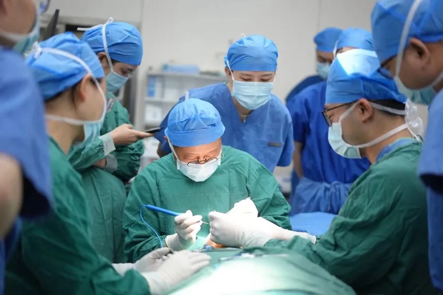 需求猛增！上海一医院1天涌入3000人！年轻人直呼: 不割活不下去