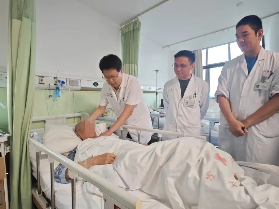 92岁老人摔倒"筷子从鼻孔插到脑"!医院：家属这举动能保命