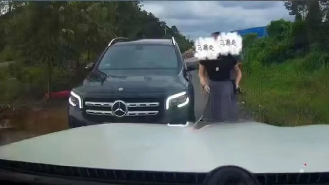 警方通报“奔驰女司机亮证逼迫让路” 警方通报“奔驰女司机亮证逼迫让路”