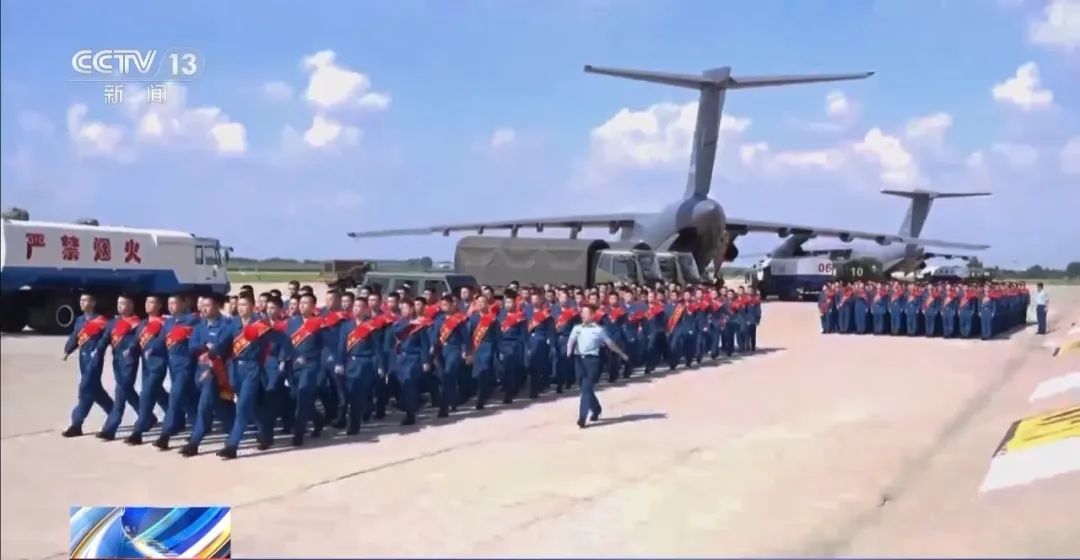 超有排面！空军用多架运-20飞机送新飞行学员报到