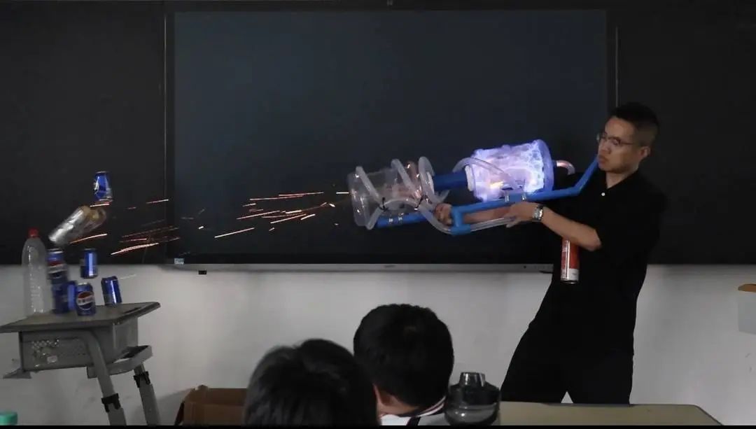 酷炫又炸裂!物理老师自制“等离子炮”,想用实验点燃学生学习热情 酷炫又炸裂!物理老师自制“等离子炮”,想用实验点燃学生学习热情