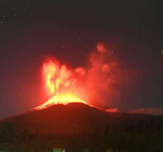 印尼东努沙登加拉省一火山喷发 火山灰柱达10000米