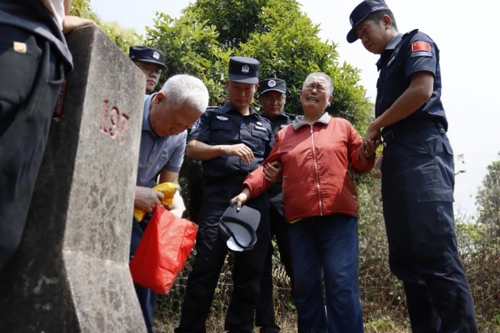 “小炜,爸妈来带你回家了!” “小炜,爸妈来带你回家了!”