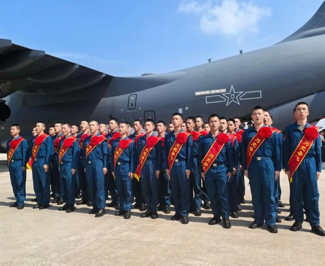 多名河南学生坐运-20飞机上大学