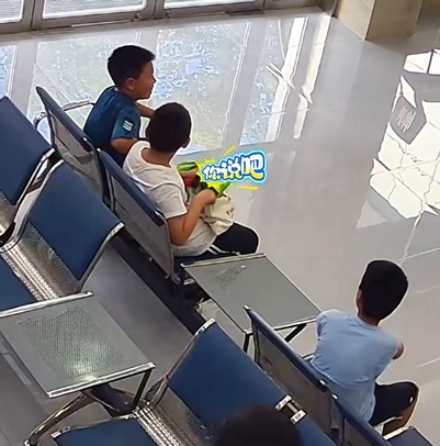 派出所仨民警，凑不出20元钱