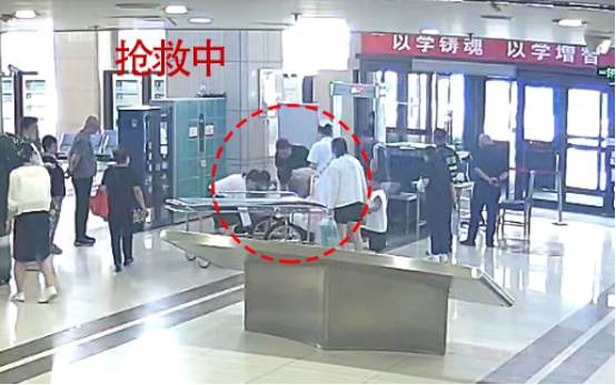 哈尔滨大爷门诊倒地生命垂危……