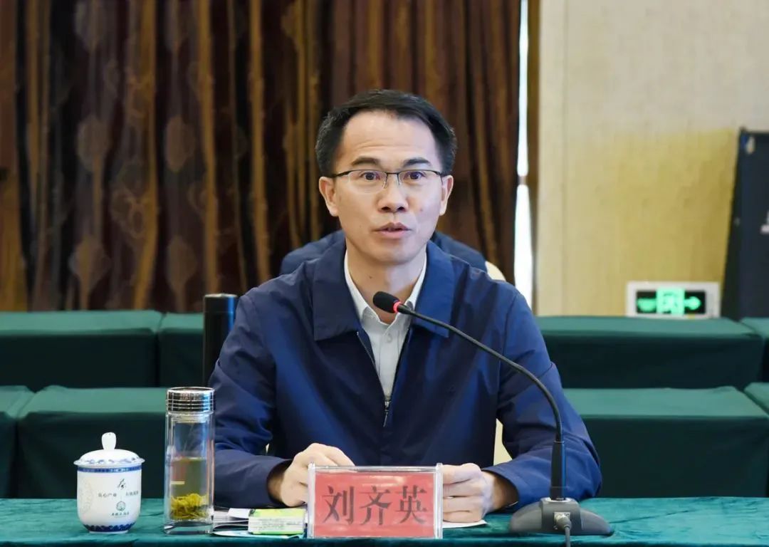 刘齐英，结交政治骗子