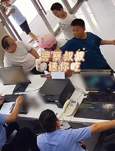 派出所仨民警，凑不出20元钱