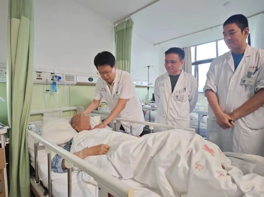 紧急！92岁老人吃饭摔倒，“筷子从鼻孔插到脑”！医生都捏了一把汗......