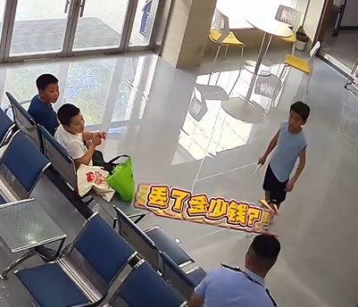 派出所仨民警，凑不出20元钱