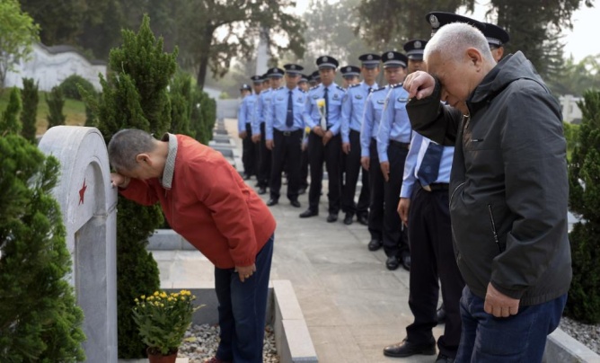 “小炜,爸妈来带你回家了!” “小炜,爸妈来带你回家了!”