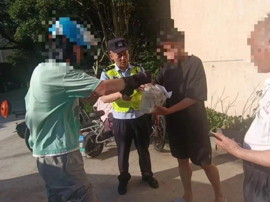 “没事,我们帮你一起送,这单不会超时的!” “没事,我们帮你一起送,这单不会超时的!”