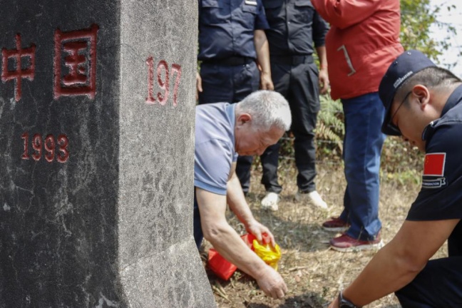 “小炜,爸妈来带你回家了!” “小炜,爸妈来带你回家了!”
