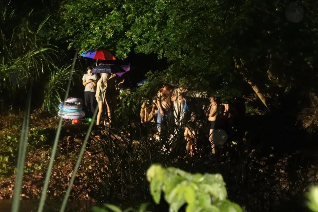 24人露营遇山洪狼狈报警！网红滤镜全泡汤