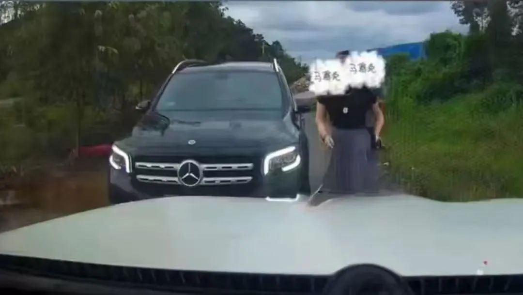 “奔驰女司机亮证逼迫让路”,当地警方通报:成立工作组展开调查 “奔驰女司机亮证逼迫让路”,当地警方通报:成立工作组展开调查