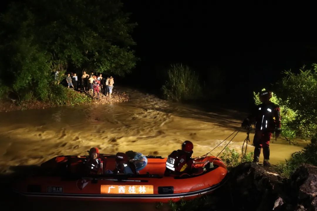 24人露营遇山洪狼狈报警！网红滤镜全泡汤