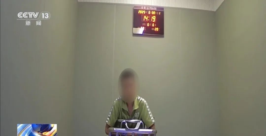 男子开假警车，第一次上路就出事故……