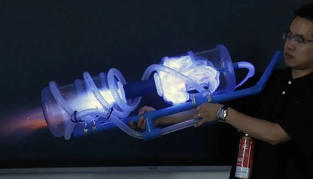 酷炫又炸裂!物理老师自制“等离子炮”,想用实验点燃学生学习热情 酷炫又炸裂!物理老师自制“等离子炮”,想用实验点燃学生学习热情