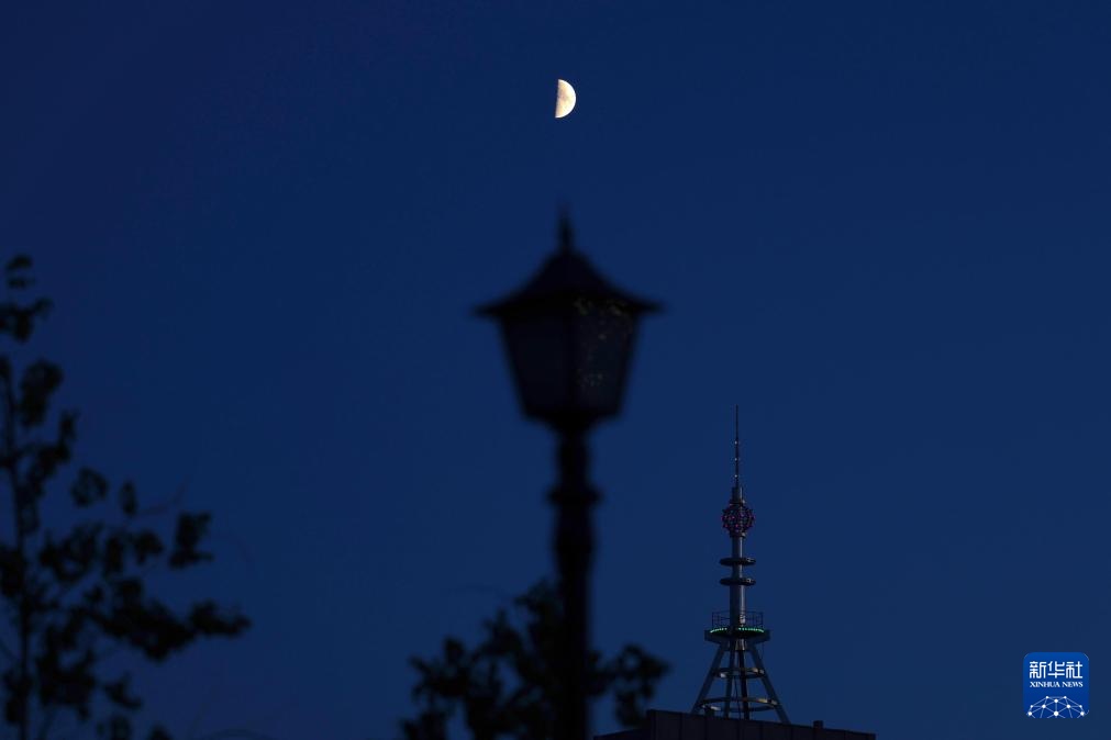 星空相册丨年度最小上弦月现身天宇