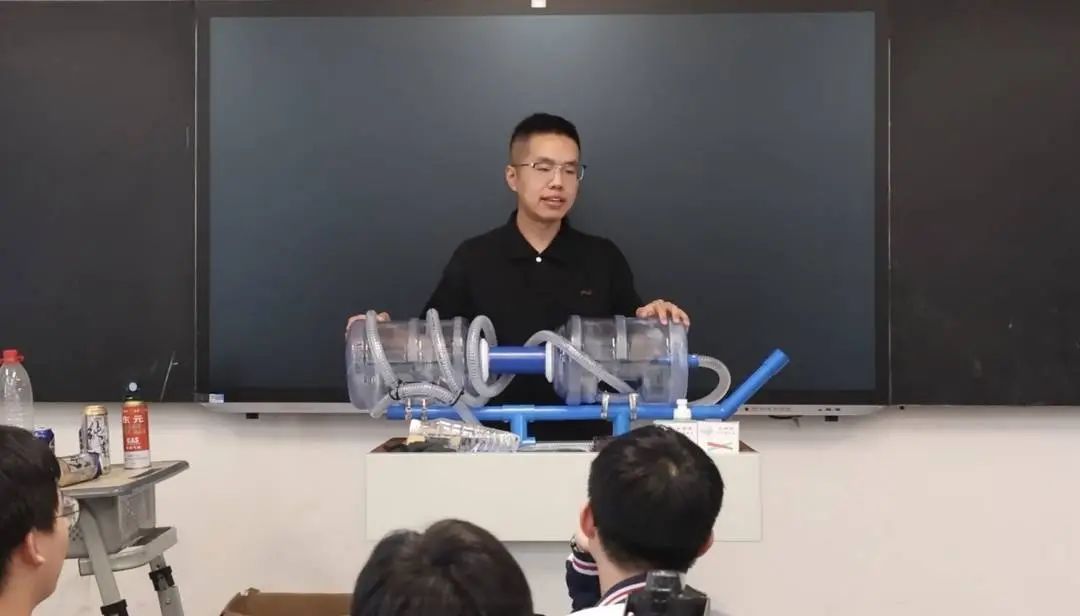 酷炫又炸裂!物理老师自制“等离子炮”,想用实验点燃学生学习热情 酷炫又炸裂!物理老师自制“等离子炮”,想用实验点燃学生学习热情