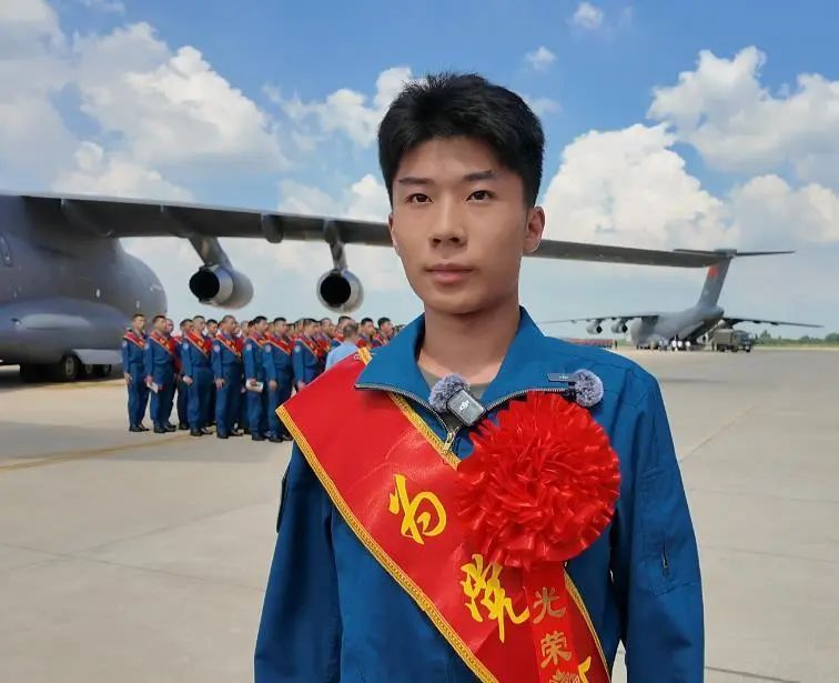 多名河南学生坐运-20飞机上大学