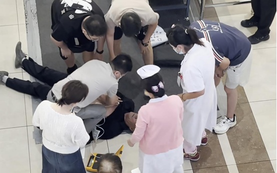 哈尔滨大爷门诊倒地生命垂危……