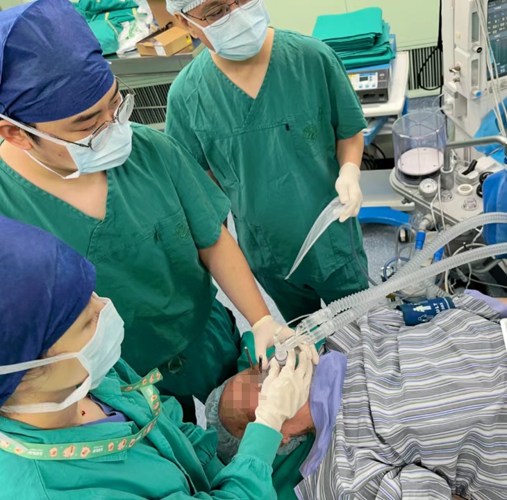 紧急！92岁老人吃饭摔倒，“筷子从鼻孔插到脑”！医生都捏了一把汗......